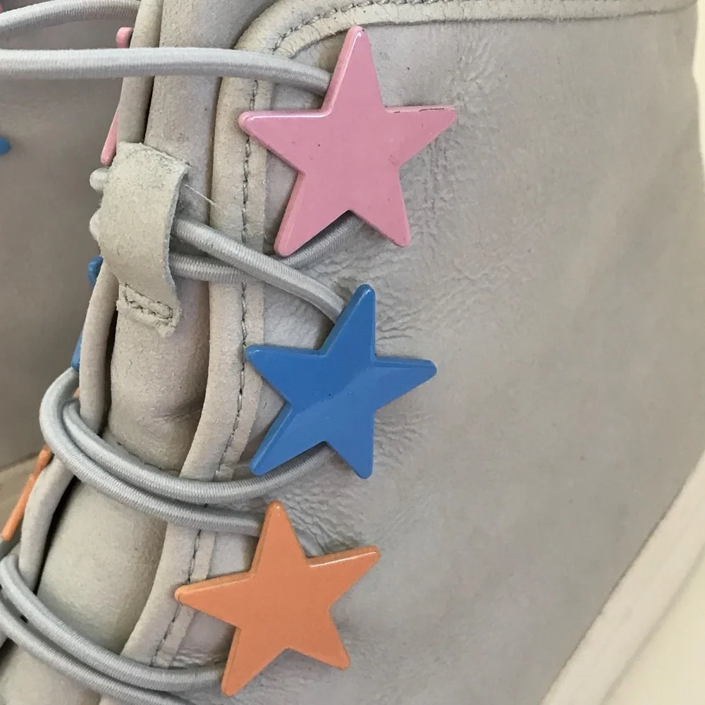 KATY PERRY High Top Sneakers with Multicolored Stars Gray Women’s Size 8 NWT